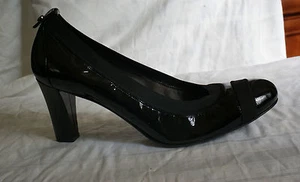 Pompa da campo semplice con logo Stuart Weitzman (taglia 9,5 M) - Foto 1 di 7