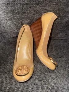 Tory Burch beige Lackleder Caroline Keilabsatz Pumps Größe 5 - Bild 1 von 9