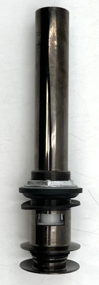 DRENO DE PIA DE BRONZE POLIDO DELTA 1,5" X 8,5", TOPO 2-1/8" DE DIÂMETRO NOS - Imagem 1 de 4