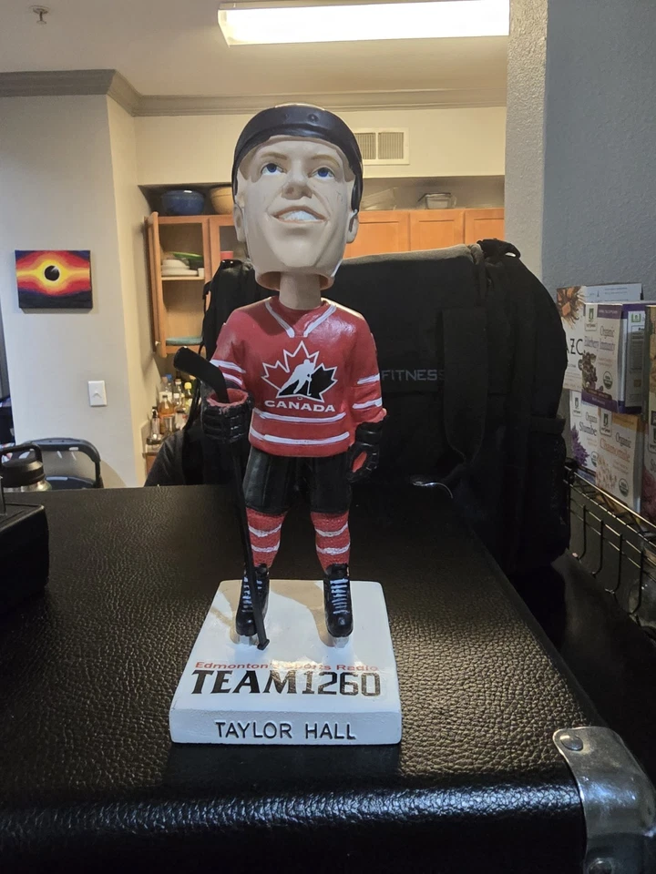 TAYLOR HALL TEAM CANADA BOBBLEHEAD Edmonton Oil Kings Oilers Devils Coyotes Foto 1 de 4