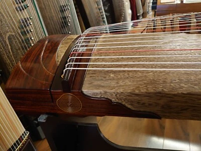 Mujiuchen tallado Guzheng "Xuan He" 木九辰四十年桐木整挖古筝"玄鹤" Foto 1 de 4