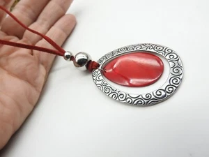 Collar colgante de cuero lágrima texturizado tono plateado con carcasa teñida de rojo - Imagen 1 de 4