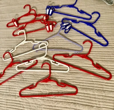 Lote de 10 -Perchas de plástico para bebés/niños pequeños/niños @7"H X 12"L- algunas con clips Foto 1 de 4