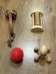 KIT DE HERRAMIENTAS DE MASAJE DE TERAPIA DE MADERA DE 4 PIEZAS Y BOLA MASAJEADORA DE PLÁSTICO - Imagen 1 de 4