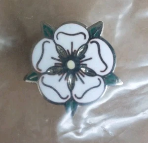 Enamel Pin Badge/Brooch - White Rose - Yorkshire Collectable & Wearable Unopened - Picture 1 of 2