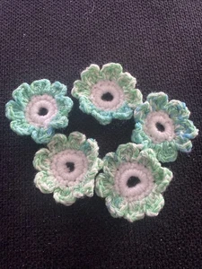 Deko Handarbeiten DIY Blumen   Stricken Wolle 🌸🌺 grün / weiß 5 Stk - Bild 1 von 3