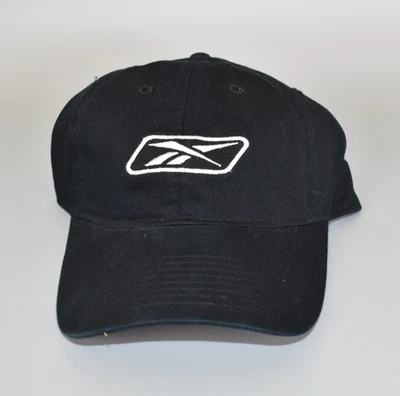 Gorra Reebok ajustable negra con tirantes Foto 1 de 4