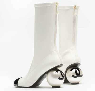 Chanel 25K Blanco Negro Perla Tacón de Bola Logo CC Cuero Elástico Bota Media Pantorrilla 37.5 Foto 1 de 4