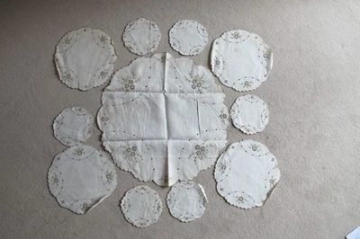 11 x ALFOMBRILLAS DE MESA ART DECO LINO CREMA+TAUPE DETALLE BORDADO 3 TALLAS 6,91/2,19 pulgadas - Imagen 1 de 2