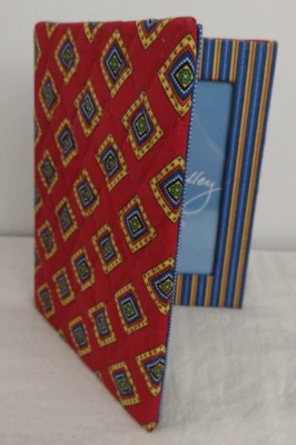 Marco de fotos Vera Bradley Villa rojo geométrico acolchado doble pliegue 4x6 Foto 1 de 4