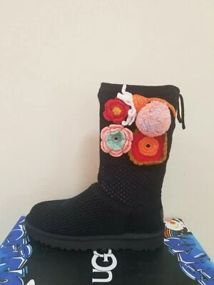 Botas Ugg Australia Para Mujer Clásicas Floral Crochet Genuinas Piel de Oveja Talla 7 Nuevas en Caja Foto 1 de 4