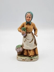 Estatuilla vintage de porcelana de mujer con una cesta de uvas WIW Corea  - Imagen 1 de 7