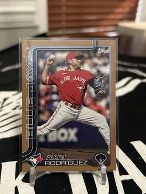 2025 Topps Series 2 Yariel Rodriguez #694 Gold Numbered / 2025 SP Blue Jays - Image 1 of 2