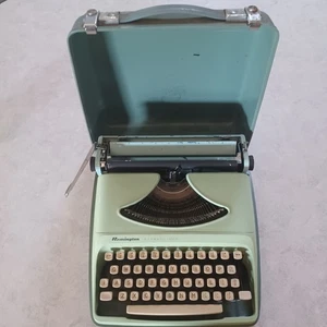 VTG Remington STREAMLINER Typewriter Aqua Teal Green - Hard Cover WORKING - READ - Picture 1 of 23