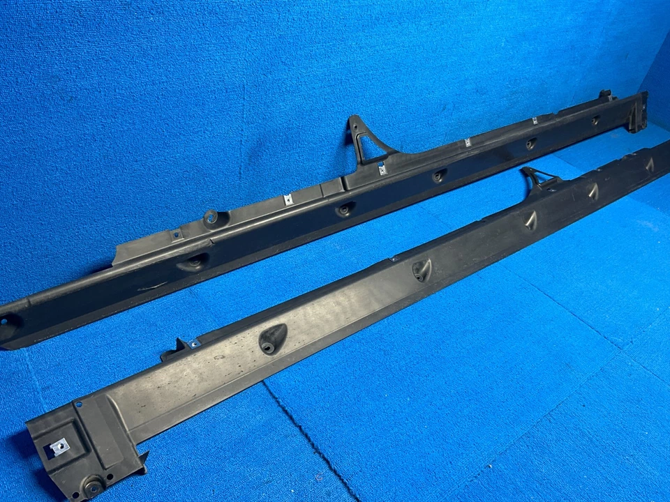 AUDI Q7 2017-2019 FALDÓN IZQUIERDO Y DERECHO BASCULANTE MOLDEADO PROTECTOR CONTRA SALPICADURAS JUEGO OEM Foto 1 de 4