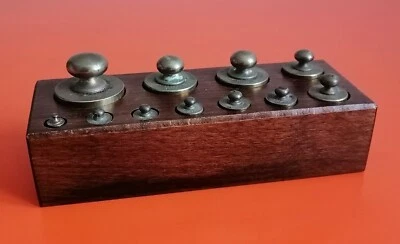 ANCIEN BOÎTE EN BOIS DE 11 POIDS COMPLÈTE POUR BALANCE PRÉCISION 1 À 200 GRAMMES - Photo 1/4