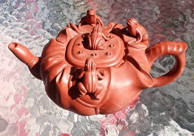Tetera Yixing Hong Ni Cinabrio Arcilla Rana y Lirio Almohadilla Foto 1 de 4