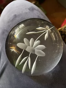 VINTAGE PRINCESS HOUSE - FRANCE - PAPERWEIGHT - FLORAL ETCHED - Picture 1 of 10