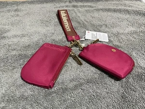Lululemon Dual Pouch Wristlet Metallico Wordmark super carino raro da trovare NUOVO - Foto 1 di 19