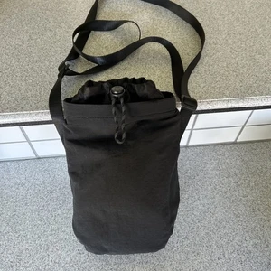 Lululemon Trinkflasche Umhängetasche schwarz 2,5L verstellbarer Riemen Reisen/Wandern - Bild 1 von 5