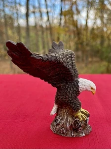 Estatua patriótica de águila calva americana que toma vuelo - Imagen 1 de 8