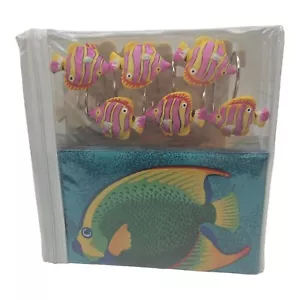 Conjunto de Cortina de Ducha St Cloud 72" X 72" Patrón de Peces con Perchas de Resina - Imagen 1 de 13