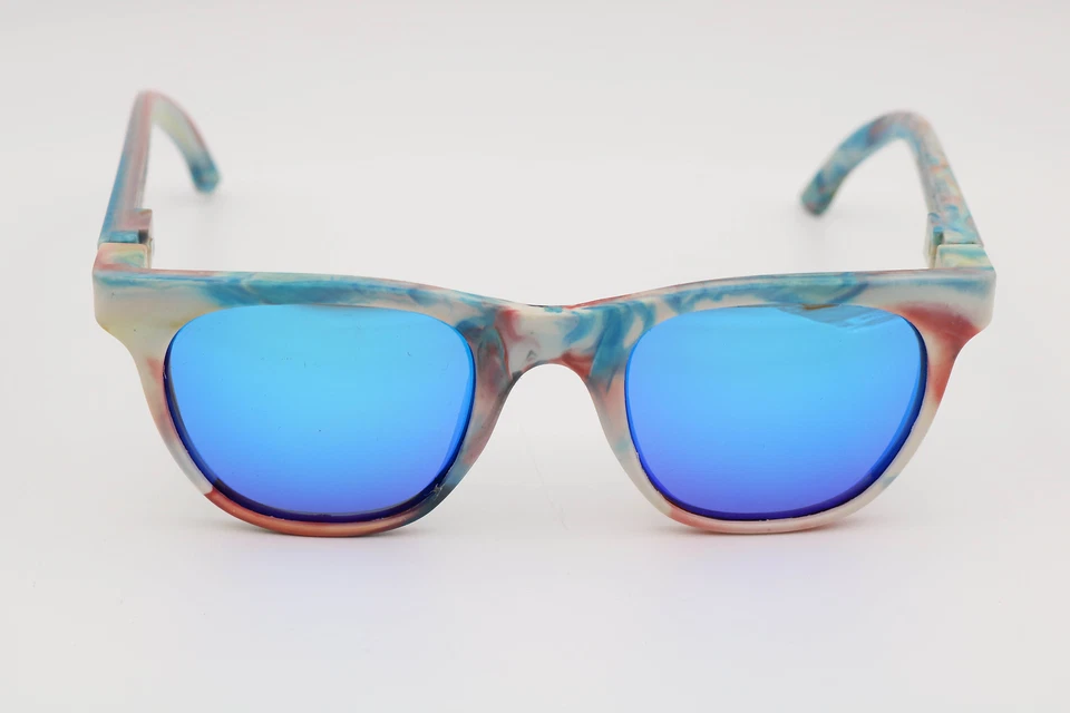 Gafas de sol polarizadas cuadradas blancas/azules ecológicas de viaje recicladas Pangea Foto 1 de 4