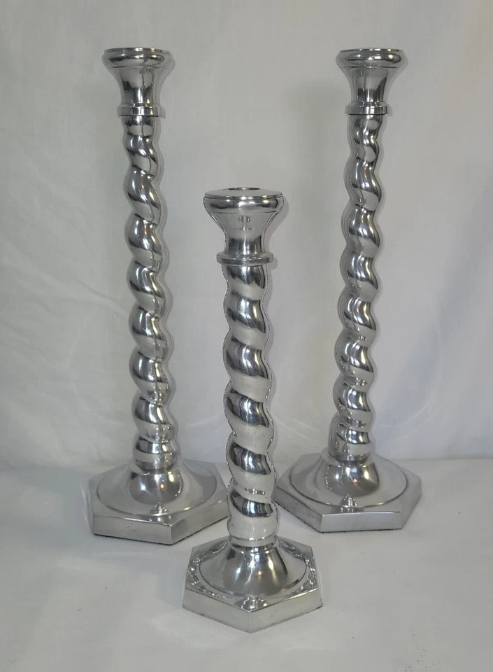 Juego de tres candelabros de metal fundido pulido remolino pesado Foto 1 de 4