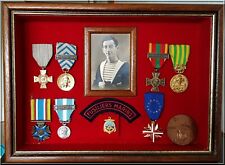 Médailles - insignes d'un Fusilier Marin d'Indochine dans son cadre d'origine