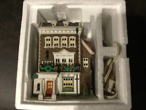 Dept 56 Crown & Cricket Inn #57509 Charles Dickens Village 1a edizione con bandiera 1992 - Foto 1 di 4