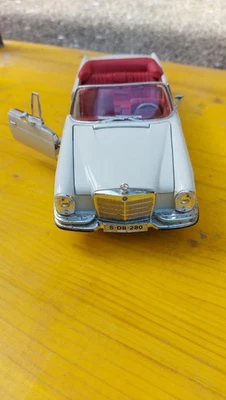 1/18 MAISTO - MERCEDES BENZ - 280SE CABRIOLET 31811CR - Immagine 1 di 4