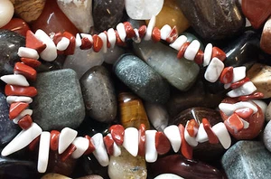 RED JASPER & HOWLITE CRYSTAL HEALING CHIP BEAD BRACELET. ENERGY, INSOMNIA - Picture 1 of 2