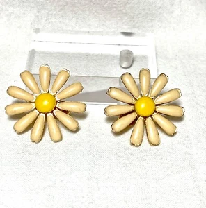 Emaille Gänseblümchen goldfarben Vintage Schraub Ohrringe gelb Mitte elfenbein Blütenblätter - Bild 1 von 5