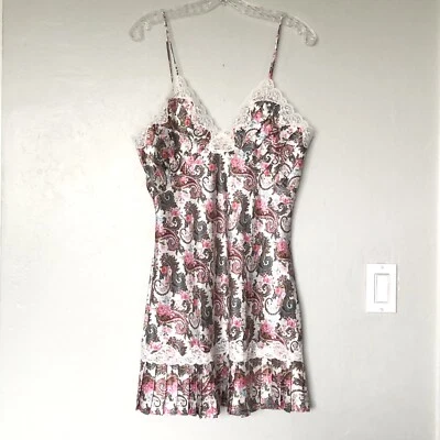 Victoria's Secret Rosa Paisley Floral Satinado Plisado Slip Blanco/Rosa Multi Talla L Foto 1 de 4