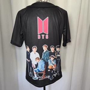 Medium BTS Group schwarz und pink Druckknopfleiste Oberteil - Bild 1 von 10
