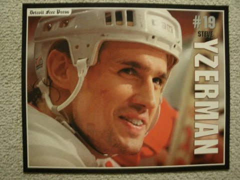 DETROIT RED WINGS 10 X 13 COLLECTOR CARD STEVE YZERMAN DETROIT FREE PRESS Cover