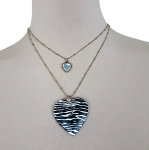 Collana medaglione cuore zebrato Betsey Johnson doppio strato strass nuova con scatola - Foto 1 di 12