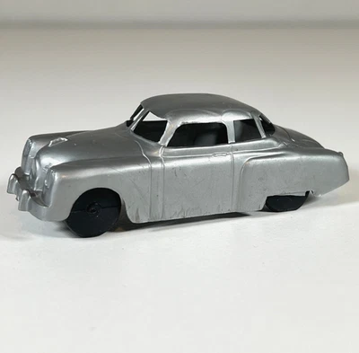 Coche de juguete Dimestore vintage de 3,5" sedán Studebaker plateado plástico sin marca de los años 50 Foto 1 de 4