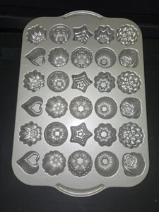 Nordic Ware Mini Bundt Tee Kuchen Herz Stern Süßigkeiten Backform Bronzeguss - Bild 1 von 2