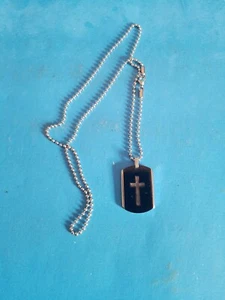 SCHÖNE GEBRAUCHTE ZWEITEILIGE KREUZ-HALSKETTE MIT ERKENNUNGSMARKE. FOTOS ANSEHEN. KOSTENLOSER VERSAND ENTHALTEN. - Bild 1 von 5