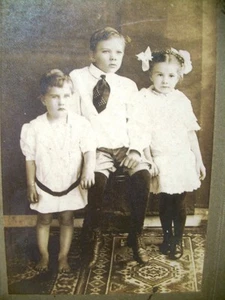 PHOTO Boy + 2 GIRLS Edwardian dresses CHILDREN ages 8 5 + 3 1910 * vintage charm - Picture 1 of 10