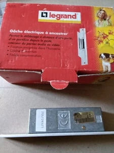 Gâche électrique à Maintien à encastrer 12VAC/12VDC LEGRAND RÉF 94199 NEUF. - Picture 1 of 8