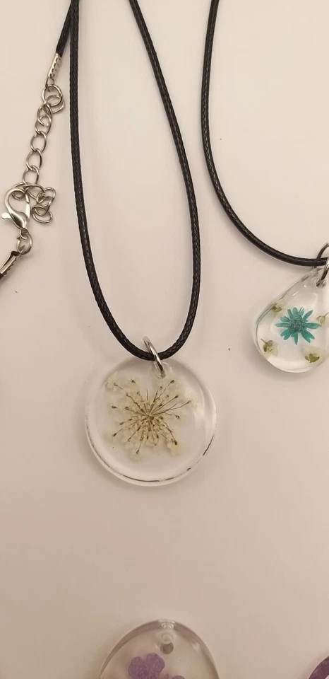 Collana con ciondolo in resina fatto a mano. - Immagine 1 di 1