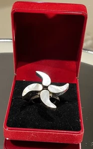Beautiful Vintage Silver & Mother Of Pearl Flower Starfish Star Ring in Box (9) - Picture 1 of 12