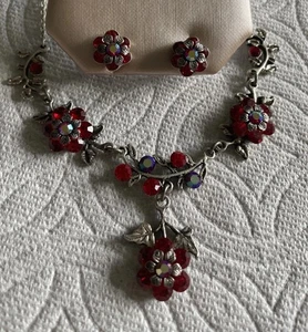 Collar y pendientes perforados Gar2-9 con flores de diamantes de imitación rojos tono plata - Imagen 1 de 8