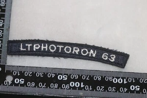 UNIFORME ORIGINAL DE LA MARINA DE EE. UU. PESTAÑA DE TÍTULO DE HOMBRO LTPHOTORON 63 BORDE DE CORTE TEMPRANO - Imagen 1 de 2