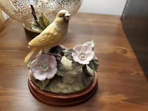 Kanarienvogel von Andrea von Sadek Porzellan Blumen Vogel Figur mit Holzständer - Bild 1 von 12