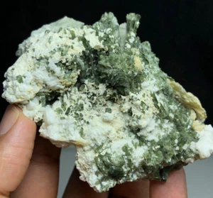 Hermosa muestra de diopsido de color natural de 244 gramos de muy buena calidad de Pak - Imagen 1 de 6