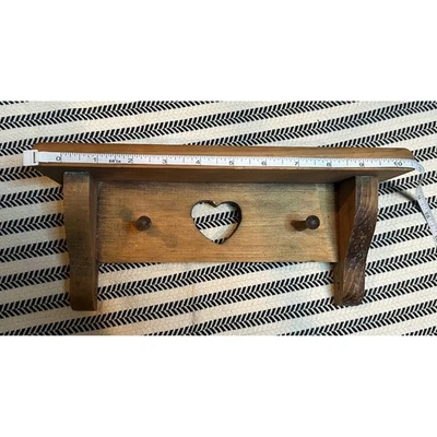 Estante de madera con recorte de corazón y ganchos decoración rústica de granja Foto 1 de 4