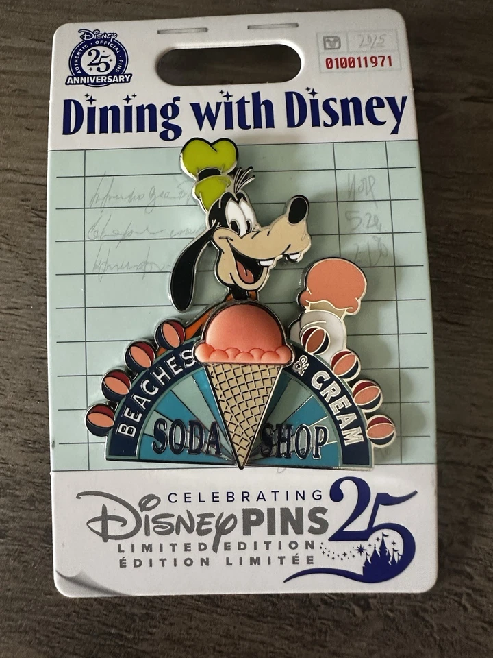 Prendedor LE 2025 WDW comedor con playas Disney 8/12 y tienda de refrescos crema EN MANO Foto 1 de 1